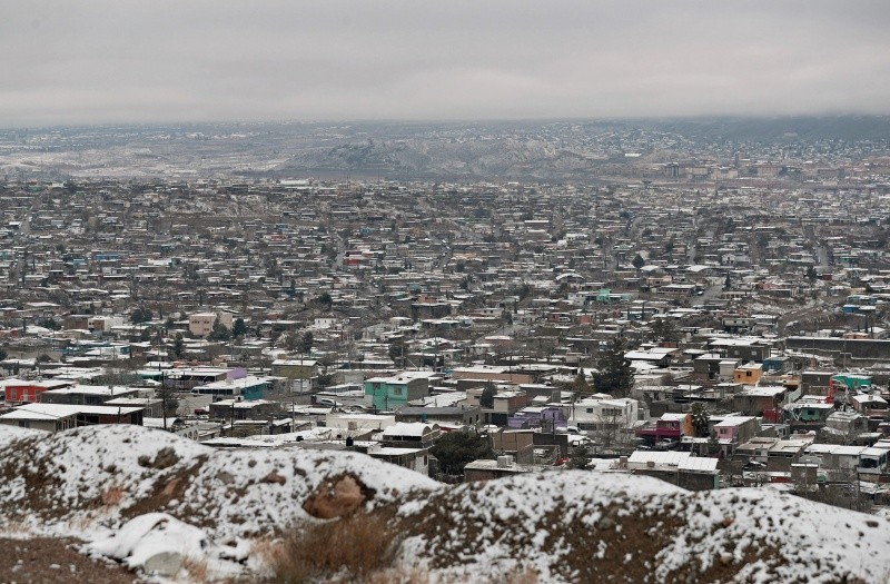En las calles, familias aprovecharon el momento pese al frío. EFE/L. Torres
