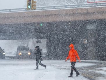 En Polonia, se esperan temperaturas nocturnas de hasta -15°C, con viento y lluvia helada que persistirá hasta el miércoles al menos. EFE/EPA/O. FEDOROVA