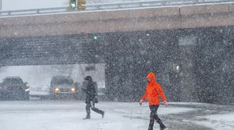 En Polonia, se esperan temperaturas nocturnas de hasta -15°C, con viento y lluvia helada que persistirá hasta el miércoles al menos. EFE/EPA/O. FEDOROVA