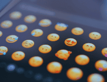 Los emojis, stickers, gifs y memes son parte de la comunicación cotidiana en medios sociales, y son usados con significados específicos por infantes, adolescentes y jóvenes. ESPECIAL