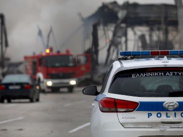 El incendio posterior a la explosión destruyó una fábrica de galletas cerca de Trikala y provocó varias víctimas y heridos. EFE/STR
