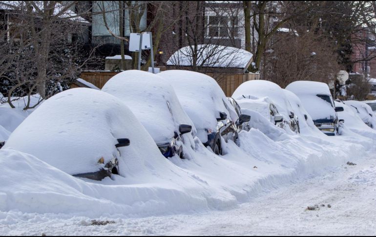 Ante el colapso vial que afecta distintos puntos de la ciudad, la Policía de Toronto recomendó a los residentes permanecer en sus hogares. EFE/Julio César Rivas