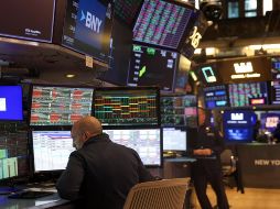 Según datos al cierre de la bolsa, el Dow Jones de Industriales subió un 0.64 %, hasta 49.412 unidades; el S&P 500 avanzó un 0.50 %, hasta 6.950 enteros, y el índice Nasdaq ganó un 0.43 %, hasta 23.601 puntos. EFE / ARCHIVO