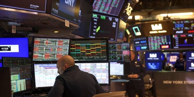 Wall Street cierra mixto tras fuerte ca&iacute;da de Nvidia