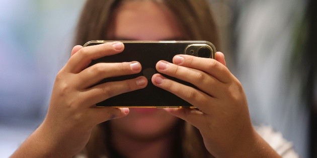 Francia prohibir&aacute; las redes sociales a menores de 15