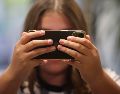 Con solo dos artículos, el proyecto pretende establecer una normativa "clara" sobre el uso del móvil y las redes sociales para los menores. EFE / J. Garcia