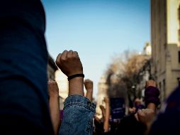 Los manifestantes vestían de blanco y portaban rosas blancas como símbolo de paz y recuerdo por las víctimas. PEXELS