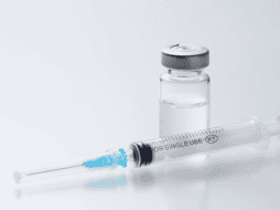 Por el momento la vacuna que se encuentra en desarrollo, parece apuntar a buenos resultados. CANVA