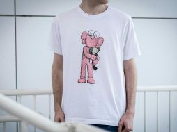 El uso constante de la lavadora, el calor excesivo o productos inadecuados pueden provocar que el dibujo se agriete o que las piedras decorativas se desprendan. Unsplash