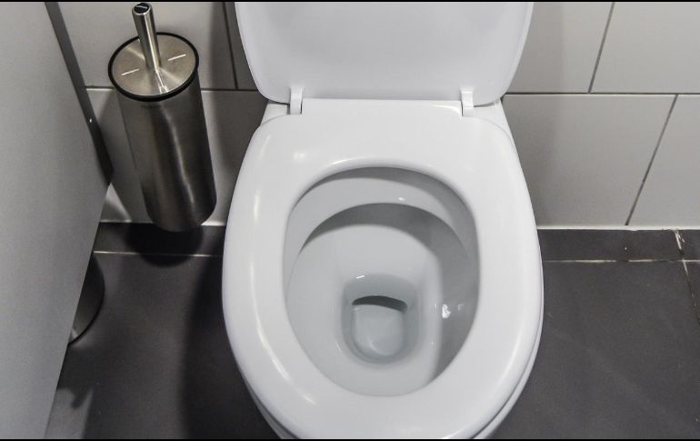 Las manchas amarillas o marrones en el inodoro son un problema común en hogares donde hay agua dura. Pixabay