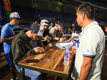 Charros de Jalisco celebró este lunes su bicampeonato de la Liga Mexicana del Pacífico con una convivencia especial junto a su afición en el Estadio Panamericano. EL INFORMADOR/ J. ACOSTA.
