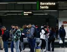 La estación de Sants de Barcelona, este lunes en que el servicio de Rodalies y Media Distancia de Cataluña vuelve a sufrir una jornada caótica a raíz de las incidencias que afectan esta mañana al centro de control centralizado de Adif, y que repercuten en continuas suspensiones de la circulación de trenes. EFE / Q. García