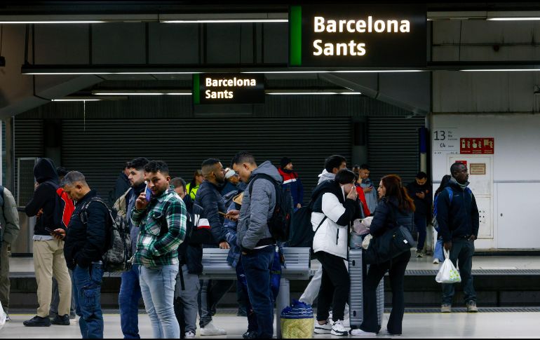 La estación de Sants de Barcelona, este lunes en que el servicio de Rodalies y Media Distancia de Cataluña vuelve a sufrir una jornada caótica a raíz de las incidencias que afectan esta mañana al centro de control centralizado de Adif, y que repercuten en continuas suspensiones de la circulación de trenes. EFE / Q. García