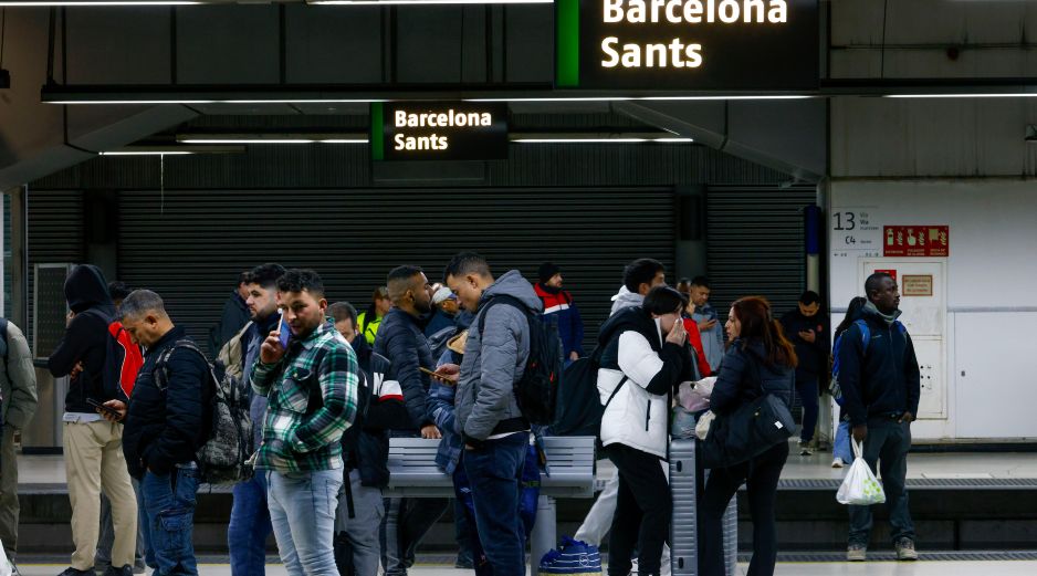 La estación de Sants de Barcelona, este lunes en que el servicio de Rodalies y Media Distancia de Cataluña vuelve a sufrir una jornada caótica a raíz de las incidencias que afectan esta mañana al centro de control centralizado de Adif, y que repercuten en continuas suspensiones de la circulación de trenes. EFE / Q. García