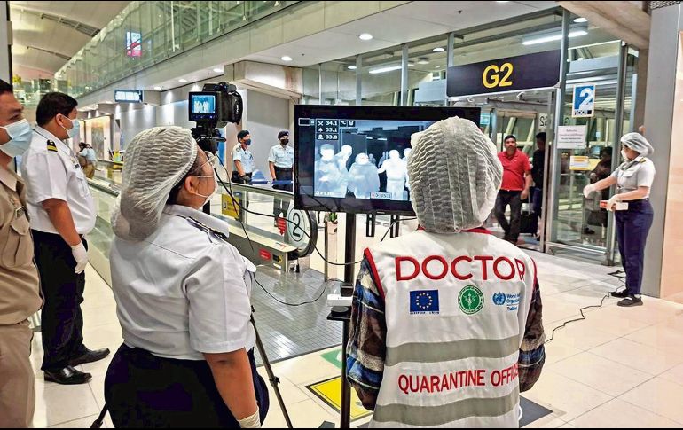 Autoridades sanitarias de Tailandia vigilan a pasajeros de vuelos internacionales en el aeropuerto de Suvarnabhumi, tras activar medidas de detección por el virus Nipah. EFE