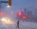 Personas caminan por el centro de Toronto, mientras una tormenta invernal atraviesa la región. AP