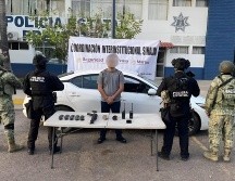 Al ser alcanzado y ser sometido a una revisión, se encontró que este llevaba un rifle AK-47, siete cargadores, 60 cartuchos útiles, dos radios, un celular y el vehículo que conducía cuenta con reporte de robo. ESPECIAL/X/ @sspsinaloa1