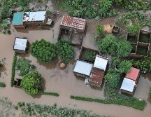 Las intensas lluvias y las inundaciones registradas desde mediados de diciembre de 2025 han afectado a unos 1,3 millones de personas en el sur de África, destruyendo viviendas e infraestructuras críticas e interrumpiendo el acceso a los servicios de salud. EFE/L. NHANTUMBO