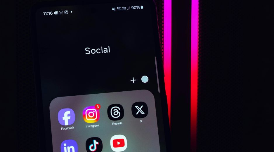 De acuerdo con los investigadores, el tiempo dedicado a redes sociales puede desplazar actividades esenciales como la lectura y las tareas escolares, lo que impacta en el rendimiento académico y el desarrollo intelectual. Unsplash