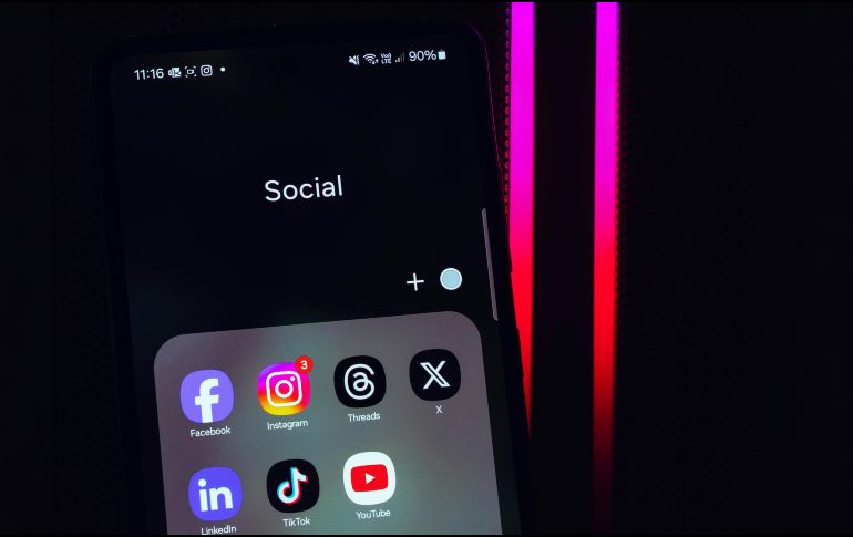 De acuerdo con los investigadores, el tiempo dedicado a redes sociales puede desplazar actividades esenciales como la lectura y las tareas escolares, lo que impacta en el rendimiento académico y el desarrollo intelectual. Unsplash