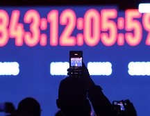 El reloj de Tel Aviv que marcaba la separación de personas cautivas por Hamas se detuvo hoy mostrando los siguientes números. EFE / EPA / ABIR SULTAN