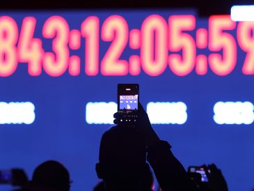 El reloj de Tel Aviv que marcaba la separación de personas cautivas por Hamas se detuvo hoy mostrando los siguientes números. EFE / EPA / ABIR SULTAN