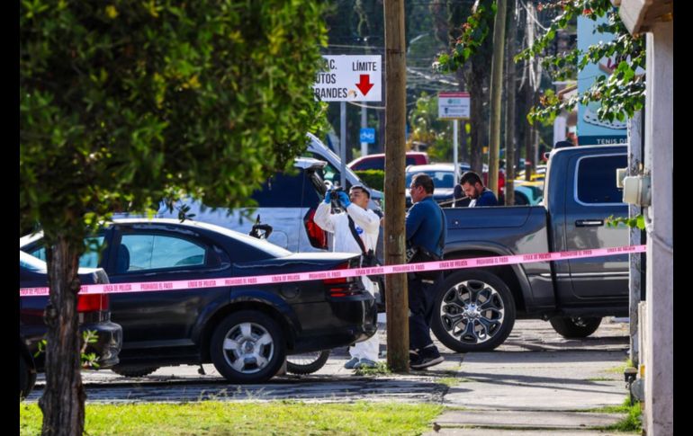 Los escoltas respondieron a la agresión, lo que provocó un intercambio de disparos dentro del estacionamiento del centro comercial, donde quedaron regados cerca de 40 casquillos de arma corta. EL INFORMADOR / A. Navarro