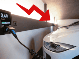Los vehículos eléctricos a pesar de tener ciertas ventajas sobre el otro tipo de auto, siguen sin ser la opción número uno. CANVA