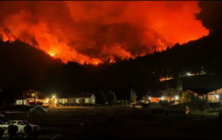 Las condiciones climáticas intensificaron este martes los focos de incendio en la provincia de Chubut, en la Patagonia de Argentina. ESPECIAL.