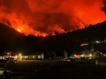 Las condiciones climáticas intensificaron este martes los focos de incendio en la provincia de Chubut, en la Patagonia de Argentina. ESPECIAL.