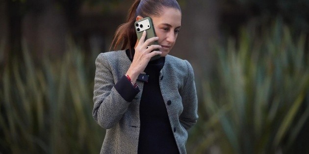 Claudia Sheinbaum: &iquest;Cu&aacute;ntos salarios m&iacute;nimos cuesta el celular de la Presidenta?