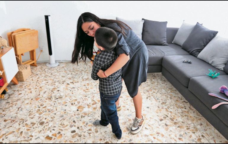 Niño con trastorno del espectro autista y su madre esperan actividades de atención y seguimiento en el DIF. EL INFORMADOR/Archivo