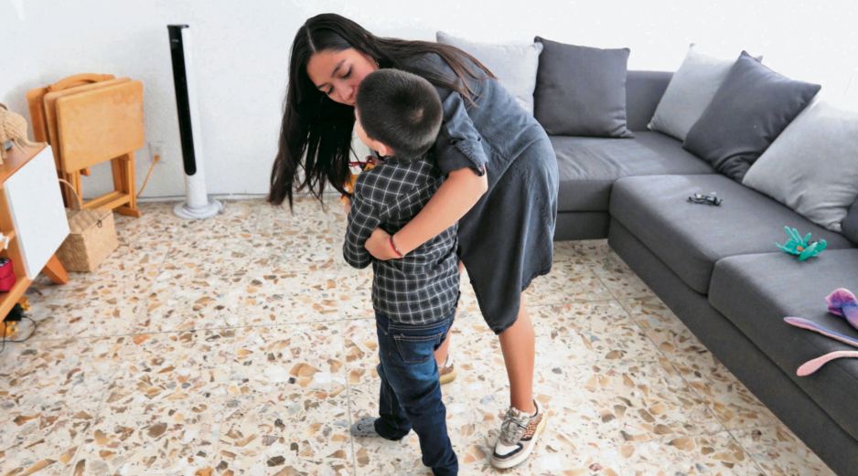 Niño con trastorno del espectro autista y su madre esperan actividades de atención y seguimiento en el DIF. EL INFORMADOR/Archivo