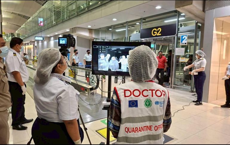 Médicos de cuarentena revisan los escáneres térmicos de pasajeros procedentes de la India en un aeropuerto de Tailandia. AP/Departamento de relaciones públicas del Aeropuerto Internacional Suvarnabhumi