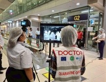 Médicos de cuarentena revisan los escáneres térmicos de pasajeros procedentes de la India en un aeropuerto de Tailandia. AP/Departamento de relaciones públicas del Aeropuerto Internacional Suvarnabhumi
