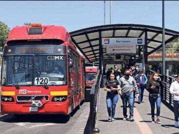 A pesar del frenado de emergencia, la parte delantera del autobús alcanzó a golpear al hombre, sin embargo, el sujeto logró incorporarse tras el impacto. SUN/ Archivo