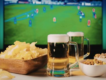 LaLiga mantiene su ofensiva contra las emisiones ilegales en establecimientos HORECA, que abarcan hoteles, restaurantes y cafeterías. ESPECIAL / CANVA