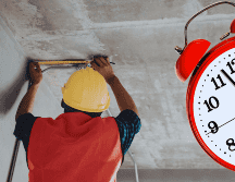 La reforma prohíbe explícitamente el pago de más de 12 horas extra a la semana. ESPECIAL / CANVA