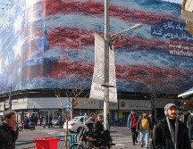En Teherán se muestran un par de murales de afrenta ante Estados Unidos; en la imagen un avión de combate derribado forma la bandera de EU. EFE / Jaime León