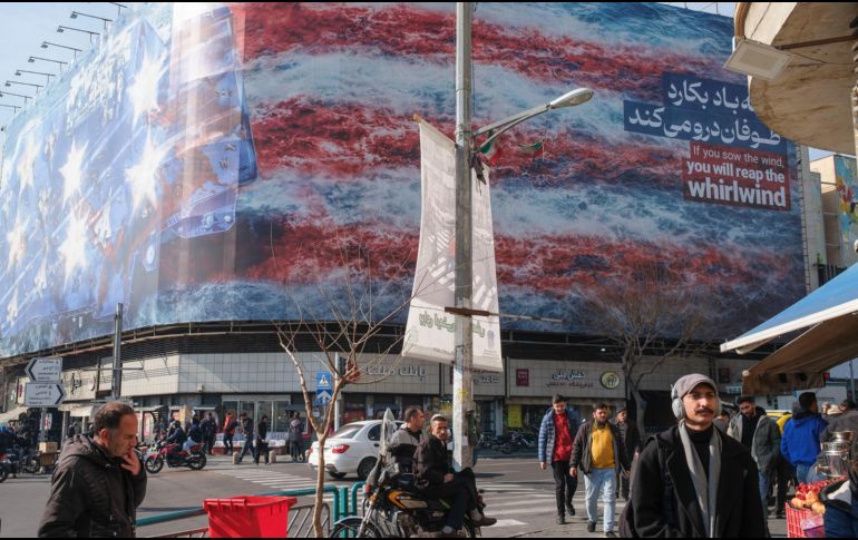 En Teherán se muestran un par de murales de afrenta ante Estados Unidos; en la imagen un avión de combate derribado forma la bandera de EU. EFE / Jaime León