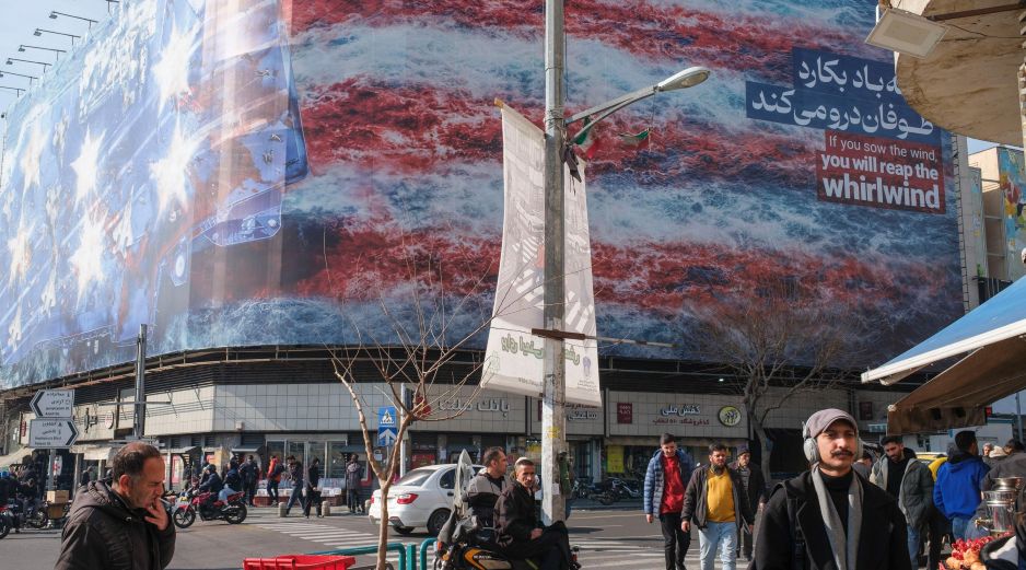 En Teherán se muestran un par de murales de afrenta ante Estados Unidos; en la imagen un avión de combate derribado forma la bandera de EU. EFE / Jaime León