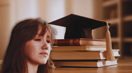 Lo que hoy se percibe como una carrera universitaria con amplio futuro podría no tener la misma proyección en la próxima década. ESPECIAL / CANVA