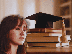 Lo que hoy se percibe como una carrera universitaria con amplio futuro podría no tener la misma proyección en la próxima década. ESPECIAL / CANVA