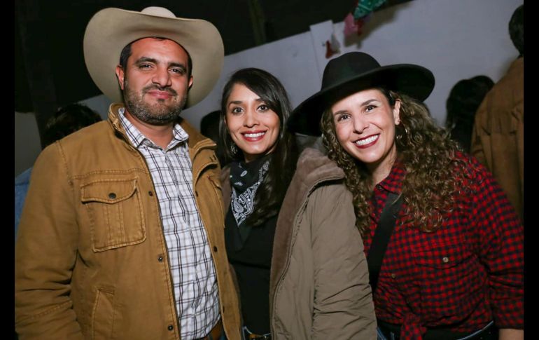 Aldo García, Nayelli Buenrostro y Angélica Romero. GENTE BIEN JALISCO / Revista del 30 de enero 2026