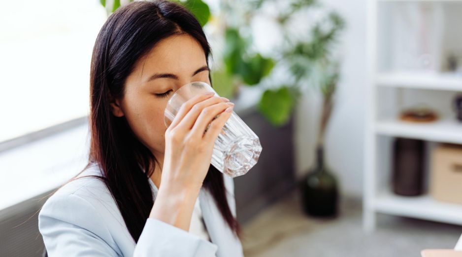 Más allá de quitar la sed, una buena hidratación permite que el organismo funcione de forma correcta. ESPECIAL / CANVA