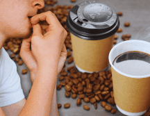 Las consecuencias de beber café en exceso son la ansiedad, el estrés y la falta de sueño, debido a que la cafeína sobreestimula el sistema nervioso. ESPECIAL / CANVA