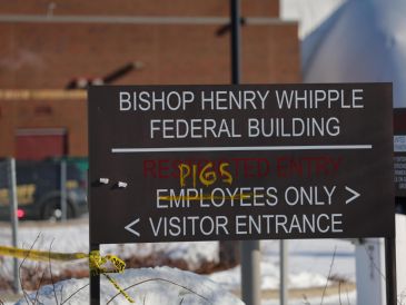 Fotografía que muestra un letrero intervenido durante una manifestación en el edificio federal Bishop Henry Whipple este miércoles, en Mineápolis, Estados Unidos. EFE/ A. Bettcher