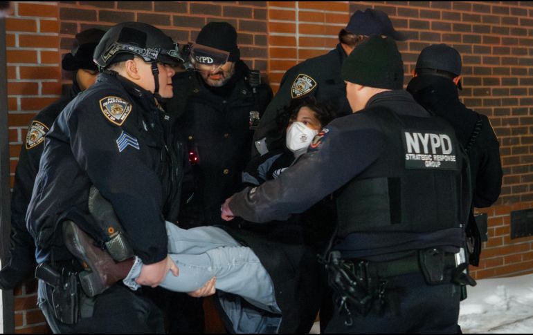 Manifestantes fueron arrestados durante una movilización contra operativos migratorios en Manhattan. EFE/ O. Fedorova