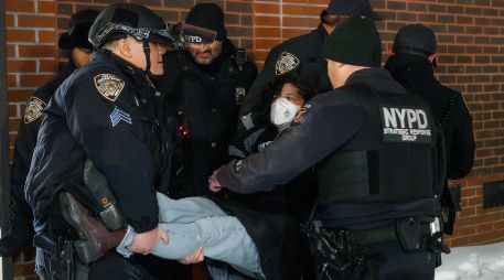 Manifestantes fueron arrestados durante una movilización contra operativos migratorios en Manhattan. EFE/ O. Fedorova