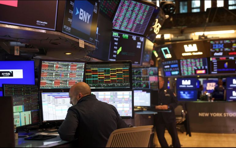 Al cierre del parqué neoyorquino, su principal indicador, el Dow Jones, subió ligeramente un 0.02 %, hasta los 49.015 enteros; el selectivo S&P 500 bajó un 0.01 %, hasta 6.978 puntos; y el Nasdaq creció un 0.17 %, hasta 23.857 unidades. EFE / ARCHIVO